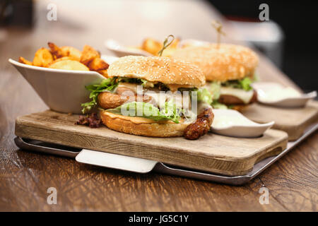 Zwei leckere Wurst Burger serviert mit Pommes frites, Deutschland Stockfoto