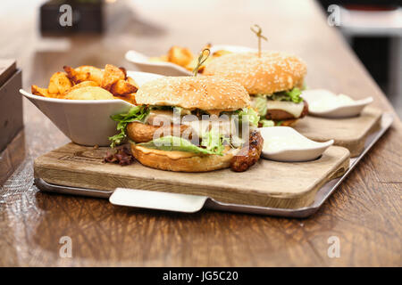 Zwei leckere Wurst Burger serviert mit Pommes frites, Deutschland Stockfoto