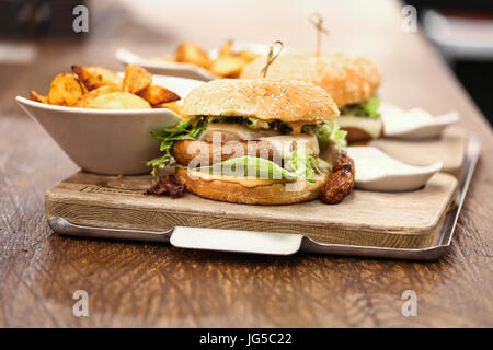 Zwei leckere Wurst Burger serviert mit Pommes frites, Deutschland Stockfoto