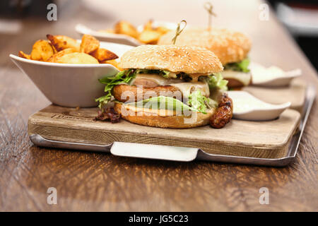 Zwei leckere Wurst Burger serviert mit Pommes frites, Deutschland Stockfoto