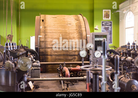 Schwungrad Bergbau Winde. Jahrgang in einem Museum. Stockfoto