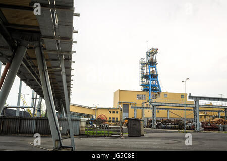 Bergbau-Infrastruktur. Welle, Förderbänder und Gebäude in Schlesien, Polen Stockfoto