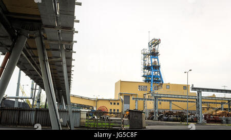 Bergbau-Infrastruktur. Welle, Förderbänder und Gebäude in Schlesien, Polen Stockfoto