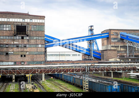 Bergbau-Infrastruktur. Welle, Förderbänder und Gebäude in Schlesien, Polen Stockfoto