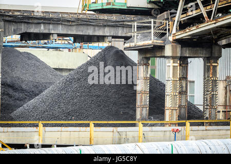 Haufen Kohle in die Mine unter Bergbau Infrastruktur, Schlesien Stockfoto