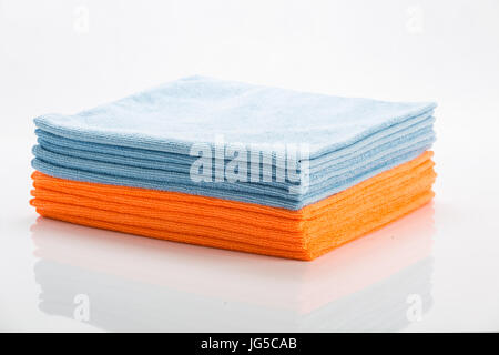 Blau und Orange, die Reinigung von Kleidung auf Stapel Stockfoto