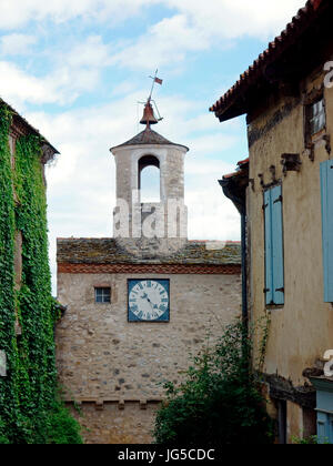 Historische Stadttor mit Clocktower in das Dorf von Cordes-Sur-Ciel, Südfrankreich Stockfoto