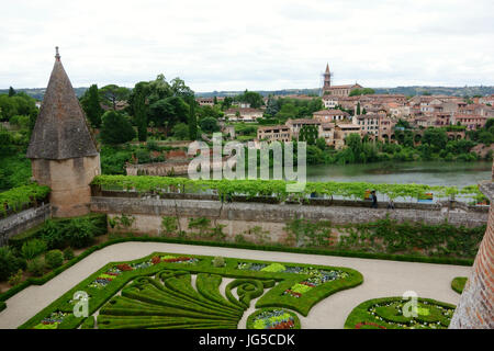 Stadt von Albi mit Fluss Tarn, mit Blick auf Garten von Toulouse-Lautrec Stockfoto