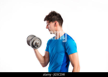 Junge hübsche Fitness Mann im blauen T-shirt arbeiten mit Hantel. Studio auf weißem Hintergrund gedreht. Stockfoto