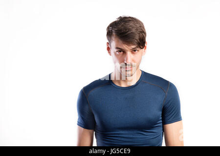 Hübsche Hipster Fitness Mann im blauen T-shirt. Studio auf weißem Hintergrund gedreht. Stockfoto