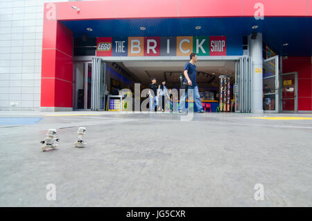 LEGO Sturmtruppen zu Fuß vor der Lego Ziegelsteine Shop im Legoland malaysia Stockfoto