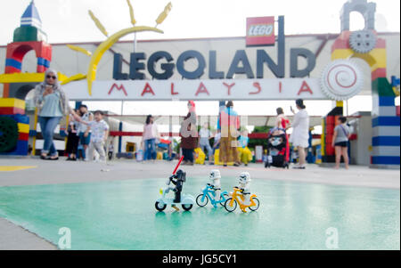 LEGO Darth Vader und Sturmtruppen mit Legoland Malaysia Eingang. Stockfoto