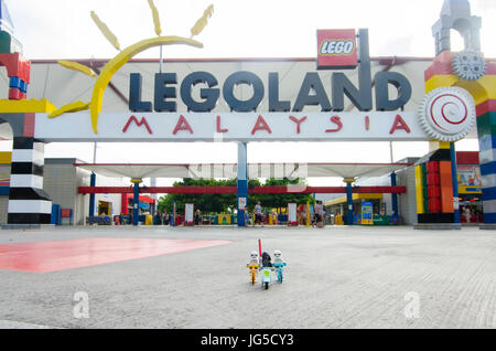 LEGO Darth Vader und Sturmtruppen mit Legoland Malaysia Eingang. Stockfoto