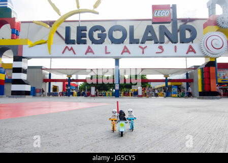 LEGO Darth Vader und Sturmtruppen mit Legoland Malaysia Eingang. Stockfoto