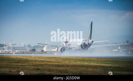 Ein Alitalia Commercial Airplane zieht aus der Mailänder Flughafen Linate Stockfoto