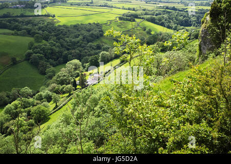 Der schwindelerregende Blick aus Carreg Cennen Castle, Carmarthenshire, Wales, UK Stockfoto