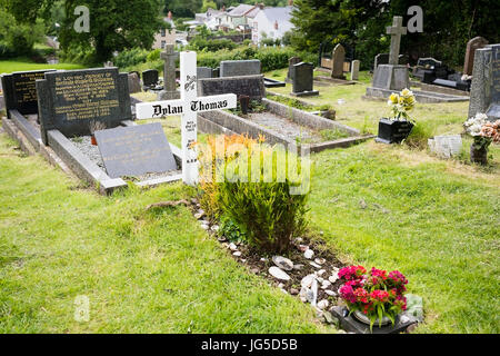 Die Gedenkstätte Kreuz und Grab des Dichters Dylan Thomas in Laugharne, Carmarthenshire, Wales, UK Stockfoto