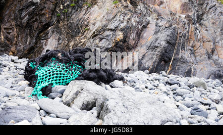 Bunte Trümmer auf Traeth Llyfn Beach, St. Davids, Pembrokeshire, Wales, UK Stockfoto