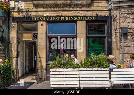 Kleinste Pub im Grassmarket, Edinburgh in Schottland. Stockfoto