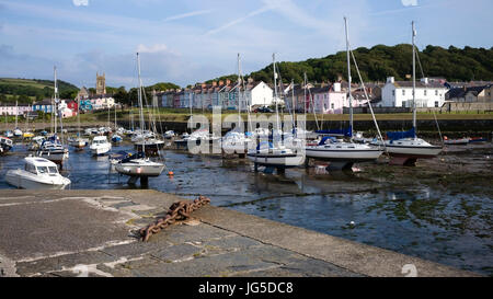 Ebbe im Aberaeron Hafen, Ceredigion, Wales, UK Stockfoto