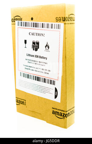 Paket von Amazon mit einem Aufkleber Warnung, dass das Paket einen Lithium-Ionen-Akku enthält, und nicht zu transportieren, wenn das Paket beschädigt ist. Stockfoto