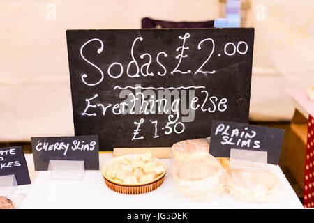 Marktstand verkaufen Irish Soda Brot mit "Alles andere" falsch geschrieben. Stockfoto