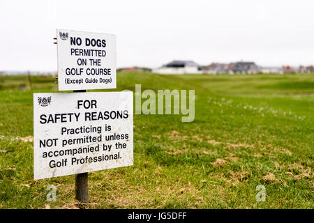 Zeichen auf einem Golfkurs Warnung, dass Hunde nicht erlaubt sind, und kein Üben ist ohne die Golf Professional erlaubt. Stockfoto