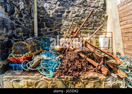 Ketten, Seile, Hummer Käfige und andere Ausrüstung für die Fischerei in einem alten Hafen. Stockfoto