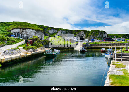 Ballintoy alten Hafen verwendet in Game of Thrones als Iron Island Lordsport Harbour und den Speicherort für die Szene des Theon Greyjoys Heimkehr Stockfoto