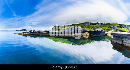 Ballintoy Alten Hafen und Küste Felsen mit einer sehr ruhigen Meer, blauer Himmel, Nordirland Stockfoto