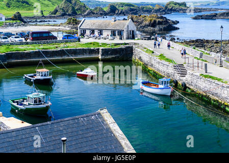 Ballintoy alten Hafen verwendet in Game of Thrones als Iron Island Lordsport Harbour und den Speicherort für die Szene des Theon Greyjoys Heimkehr Stockfoto