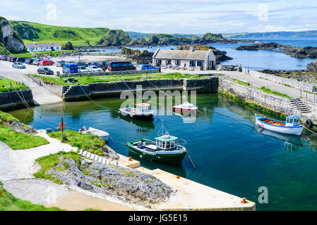 Ballintoy alten Hafen verwendet in Game of Thrones als Iron Island Lordsport Harbour und den Speicherort für die Szene des Theon Greyjoys Heimkehr Stockfoto