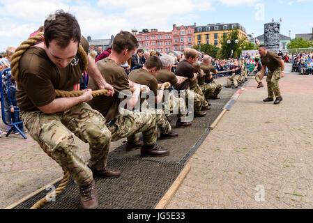 Soldaten nehmen Teil an einem Tug-o-War Stärketest. Stockfoto