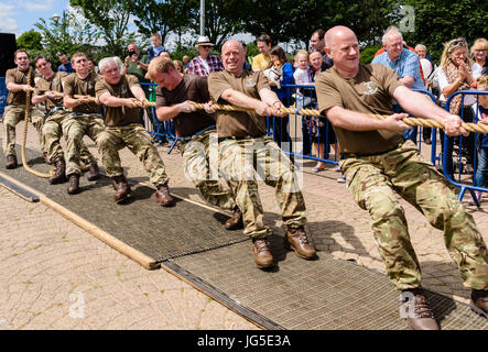 Soldaten nehmen Teil an einem Tug-o-War Stärketest. Stockfoto