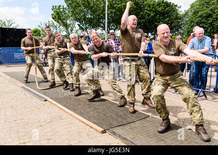 Soldaten nehmen Teil an einem Tug-o-War Stärketest. Stockfoto