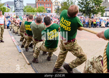 Soldaten nehmen Teil an einem Tug-o-War Stärketest. Stockfoto