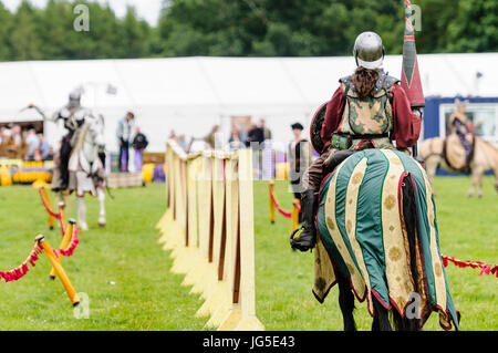 Zwei Ritter Ritterturniere zu Pferd, mit einer Lanze, die andere mit einem Ball und Kette einarmigen. Stockfoto