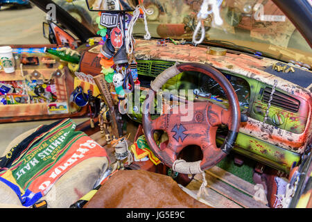 Volkswagen Auto mit dem inneren Spray lackiert und in verschiedenen Memorabelia abgedeckt. Stockfoto