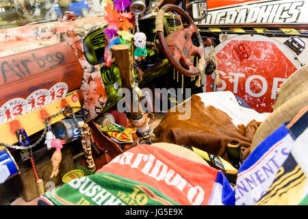 Volkswagen Auto mit dem inneren Spray lackiert und in verschiedenen Memorabelia abgedeckt. Stockfoto