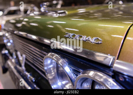 Abzeichen Sie auf der Motorhaube Haube ein Ford Zodiac britische Limousine. Stockfoto