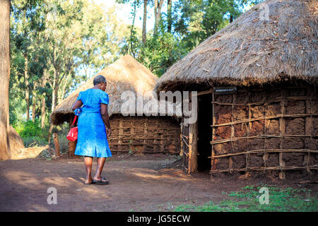 Afrikanerin, die in einer traditionellen, Stammes-Hütte der Menschen in Kenia, Nairobi Stockfoto