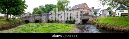 Die historische Stein Lastesel Brücke in die kleine Shropshire Dorf Clun gebaut. Stockfoto