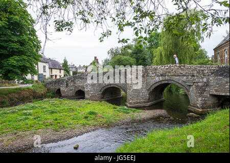 Die historische Stein Lastesel Brücke in die kleine Shropshire Dorf Clun gebaut. Stockfoto