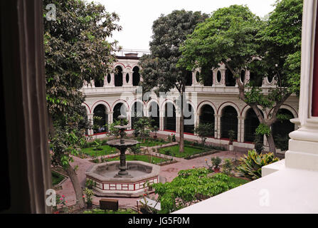 Blick auf den Innenhof des Klosters San Francisco in Lima (Perus Hauptstadt). Aufgenommen am 24.10.2016. Foto: Reinhard Kaufhold/Dpa-Zentralbild/ZB | weltweite Nutzung Stockfoto