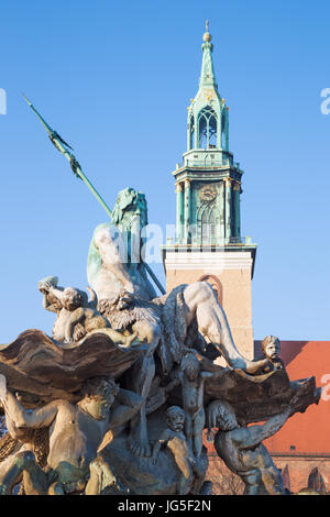 Berlin - der Neptun-Brunnen (Neptunbrunnen) und die Marienkirche von Reinhold Begas 1891 entworfen. Stockfoto