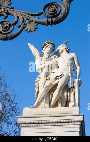 BERLIN, Deutschland, Februar - 13, 2017: Die Statue Nike unterstützt die Verwundeten Krieger auf der Schlossbrücke (Schlossbruecke) von Ludwig Wilhelm Wichmann, 1 Stockfoto