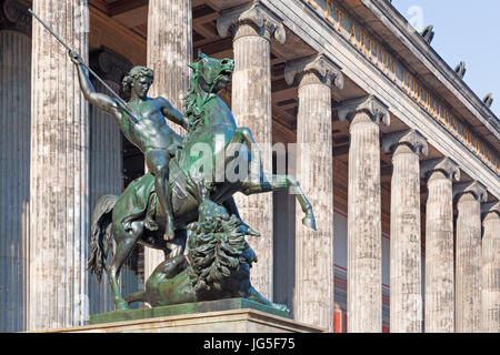 BERLIN, Deutschland, Februar - 13, 2017: Dom, Spalten von Altes Museum und die Bronze Skulptur Lowenkampfer Stockfoto