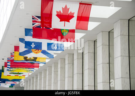 Bild von der kanadischen Flagge zusammen mit der Flagge von 10 kanadischen Provinzen und den 3 kanadischen Territorien in Toronto, Kanada Stockfoto