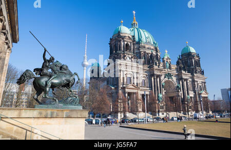 BERLIN, Deutschland, Februar - 13, 2017: Der Dom und der Bronze-Skulptur Amazone Zu Pferde vor alten Museum von August Kiss (1842). Stockfoto