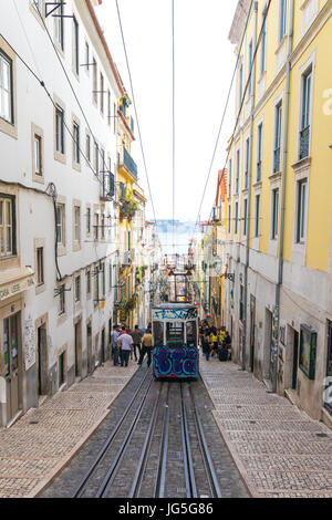 Lissabon, PORTUGAL - Juni 2017 - historische Straße Aufzug Elevador da Bica Stockfoto